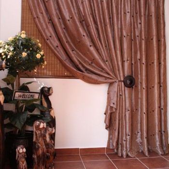 010 Curtain with ½ Round Pelmet Pole