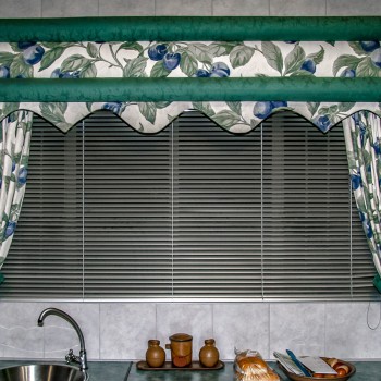 ELITE 099 Curtains with covered Pelmet with 25mm Plain Venetian Blind